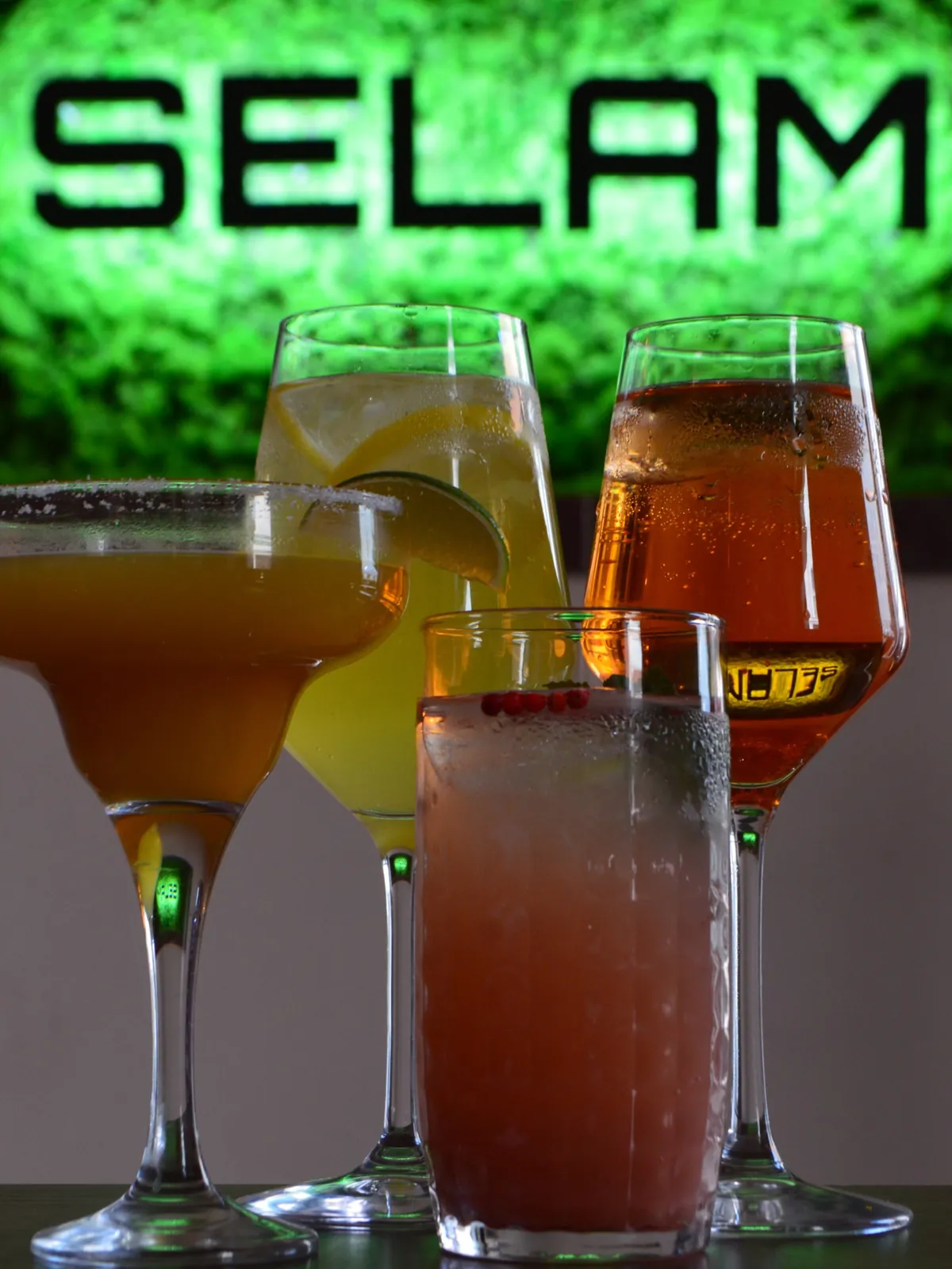 SELAM — Koktélok a világító SELAM felirat előtt