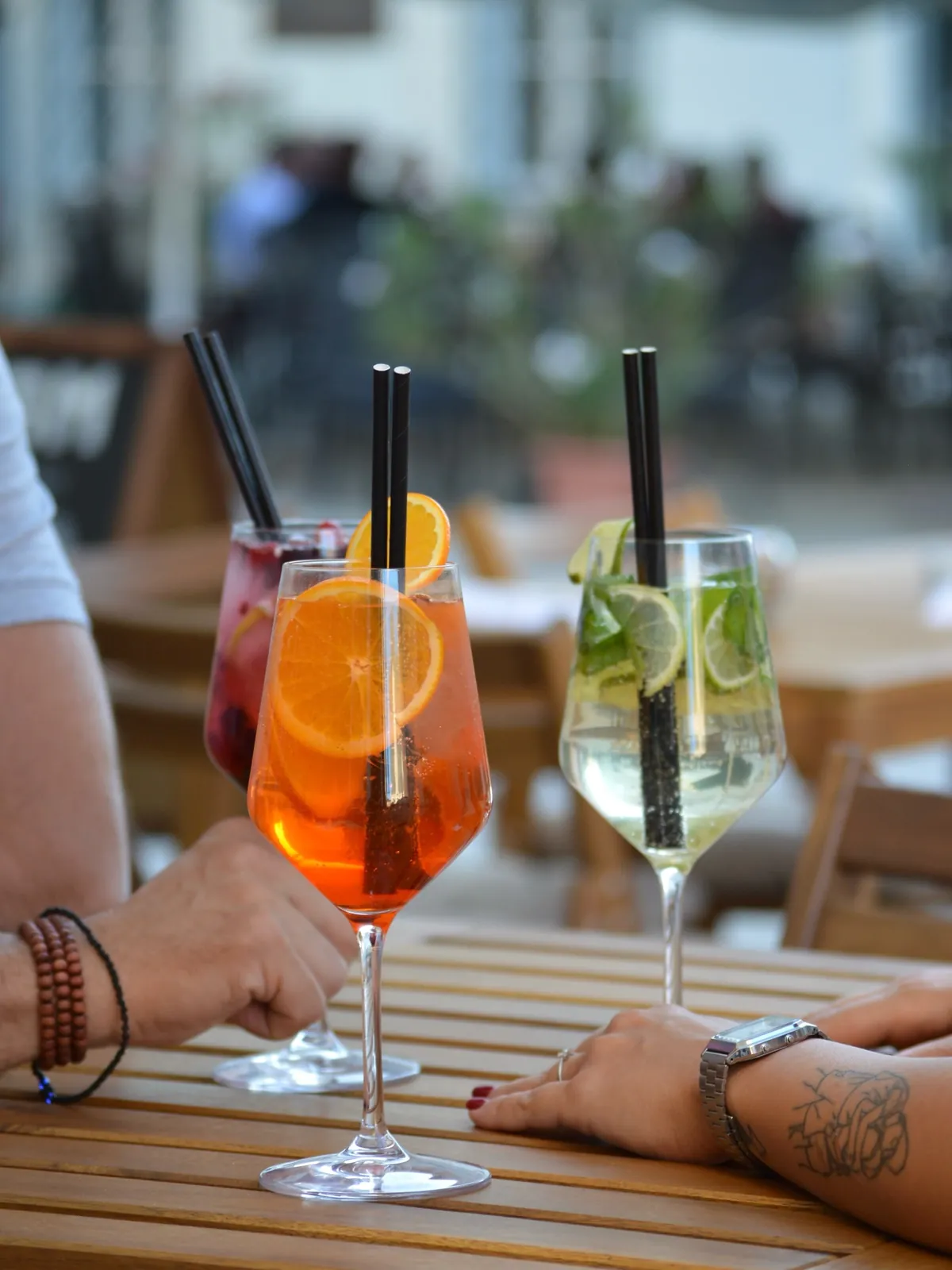 SELAM — Aperol és mojito a kültéri asztalon