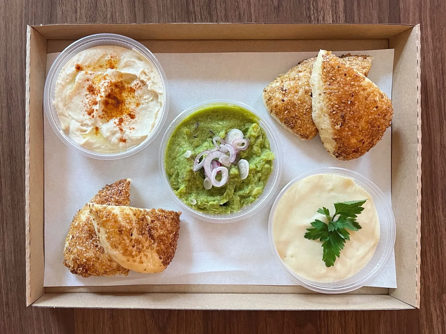 SELAM — Mártogatós tálca humusszal, guacamole-val és pogácsával